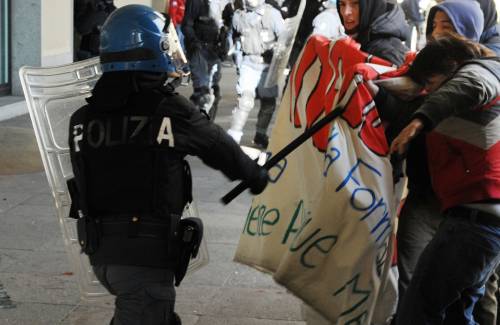 Scuola, governo ko alla Camera: la riforma slitta 
Studenti occupano Colosseo, Torre di Pisa, Mole