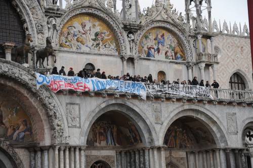Gli studenti occupano la basilica di San Marco 
Gelmini su Youtube: "Ragazzi, la riforma aiuta"
