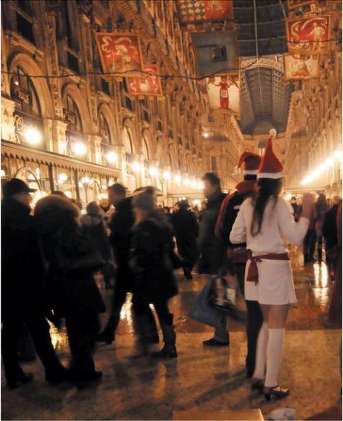 Alla faccia della crisi: 
già in coda nei negozi 
per i regali di Natale