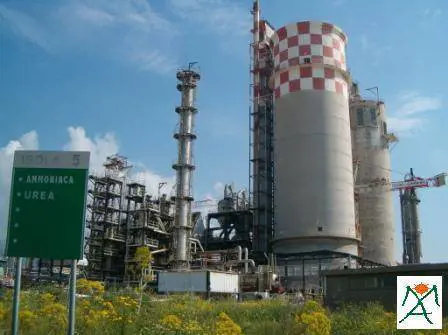 Petrolchimico Mantova 
Un uomo in ospedale
 
per nube di anidride