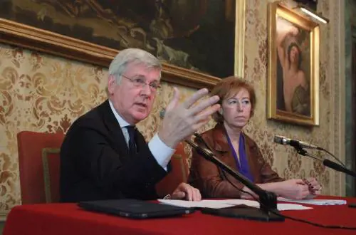 Il ministro Romani lancia la campagna contro lo "shopping contraffatto"