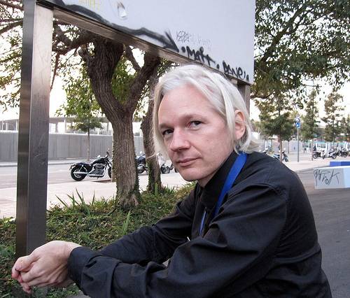 Assange rischia grosso, ora può perdere il passaporto