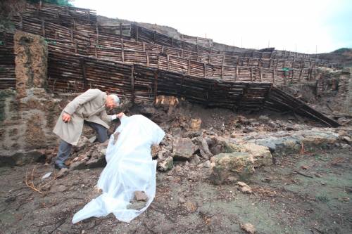 Nuovo crollo a Pompei: 
franato un muro grezzo  
Bondi: niente allarmismi