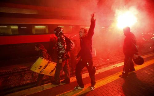 Ddl Gelmini, proteste e scontri a Roma e Milano 
A Montecitorio il governo va sotto due volte