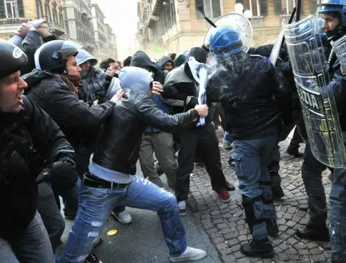 Gli studenti non sanno cosa dire contro la riforma. E usano il letame