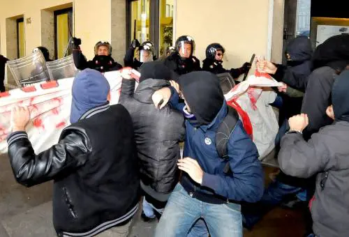 L’onda degli studenti-teppisti Berlusconi: andate a studiare