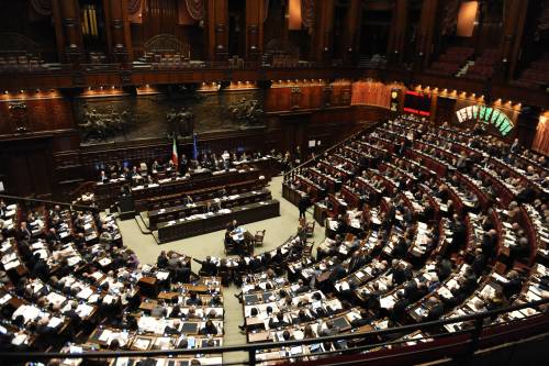 Montecitorio, stop ai lavori per guerra fredda 
La mossa dell'Udc: chiesta sfiducia del premier