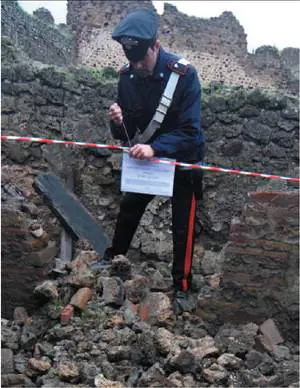 Crolli a Pompei, è mistero 
Ora si muove la procura: 
"Ipotesi di disastri dolosi"