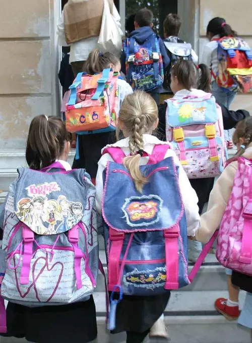 I bambini imparano a leggere giocando con i dadi e i puzzle