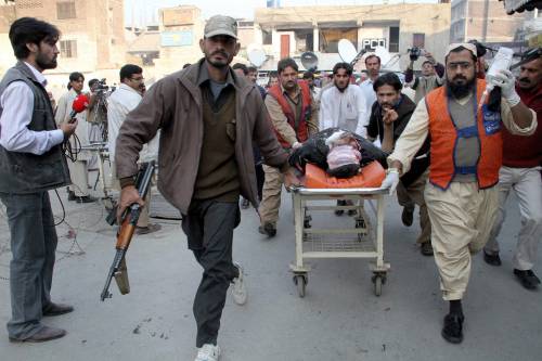 Pakistan, moto-kamikaze 
in un ufficio governativo 
E' una strage: 40 morti