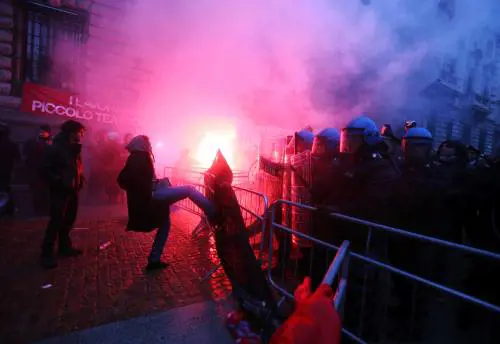 I soliti idioti: con le bombe carta contro la Scala