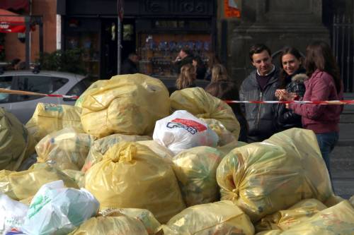 Terzigno, bruciati camion dei rifiuti