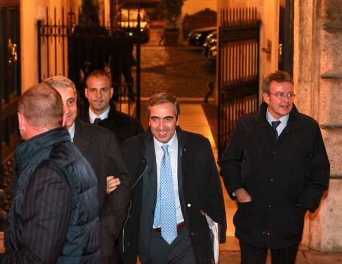 Berlusconi: "Lavoro per evitare crisi" 
Pdl: no a dimissioni, avremo la fiducia