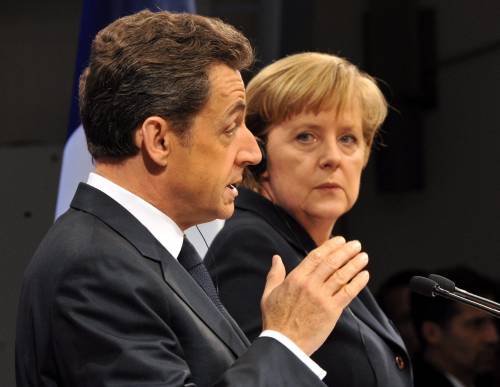 Parigi si allinea a Berlino 
Sarkozy: "No eurobond, 
responsabilizzare gli Stati"