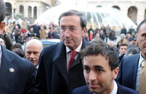 Fini fa il pieno, ma solo di freddezza. Al Ducale tanti politici di sinistra