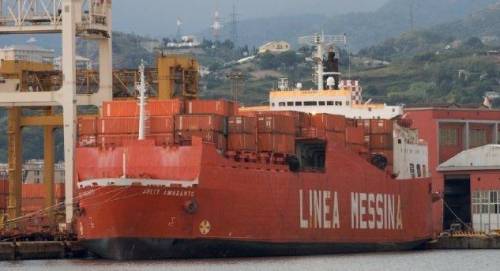 La «Jolly Amaranto» nella tempesta perde container e rischia l’affondamento