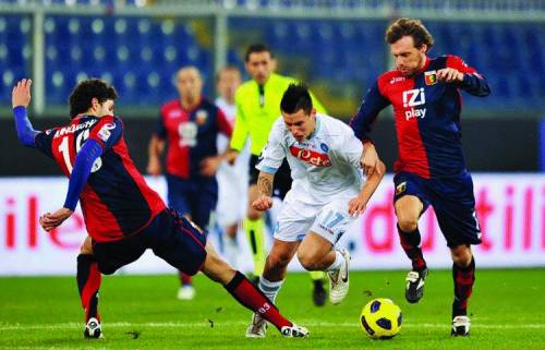 Grifone trafitto da una «freccia» di Hamsik