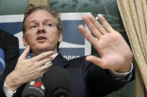 Assange fuori su cauzione 
ha il bracciale elettronico 
Time: è l'uomo dell'anno