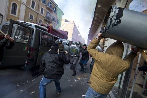 I black bloc a Roma 
scatenano la guerriglia 
100 feriti e 41 fermati