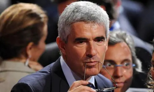 Casini scarica Fini e aspetta offerte del Cavaliere