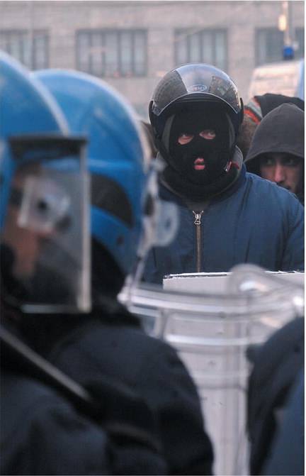 La guerriglia in cachemire 
di studenti e centri sociali: 
sassi contro la polizia