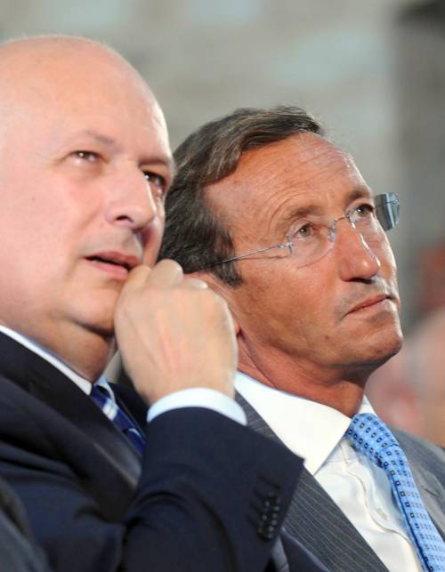 Berlusconi: "Con noi i finiani e centristi delusi" 
E Bondi scrive a Napolitano: "Fini è di parte"