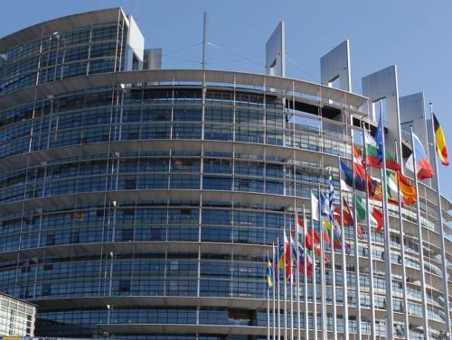 Bruxelles, il Consiglio europeo trova l'accordo: 
modifiche al trattato Ue e un fondo anti-crisi