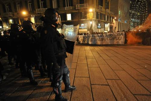 Scontri nella Capitale,  
già liberi tutti i teppisti 
Santoro li difende in tv