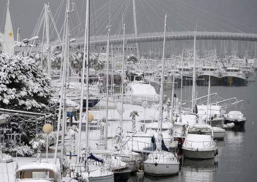 Nevica su tutta l'Italia, 
bloccata la A1 a Firenze 
Tir si ribalta: un morto