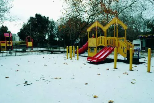 Bimbi prigionieri del ghiaccio  davanti alla scuola materna