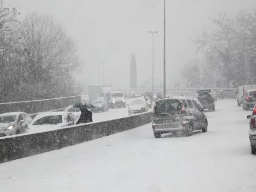 Tutt'Italia sotto la neve: 
A1 bloccata da una coda 
Vittime, ritardi e disagi