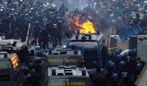 Gasparri: "Servono arresti preventivi" 
Vendola: "E' un annuncio di fascismo"