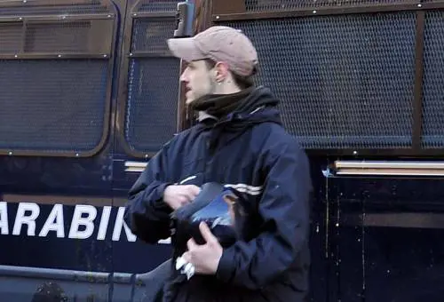 L' "infiltrato" armato di casco? Un pizzaiolo precario