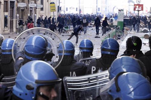 Scontri lungo il corteo studentesco