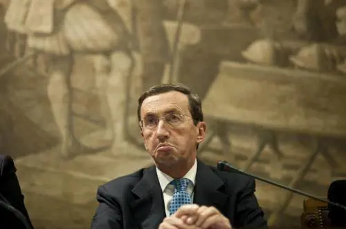 Fini non molla la carica e replica alla Lega: 
"Inammissibile il dibattito sulle mie dimissioni"