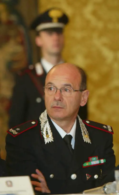 Ma il super-generale non molla: "Sono innocente, resto al mio posto"