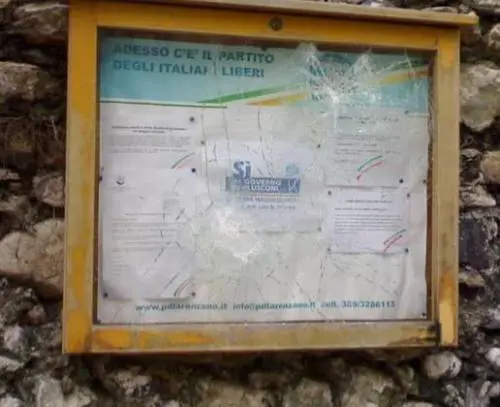 Presa a mazzate la bacheca del Pdl