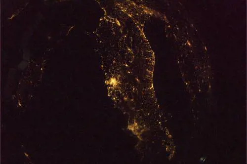 "Bellissima Italia questa notte" 
Strane cartoline dallo spazio
