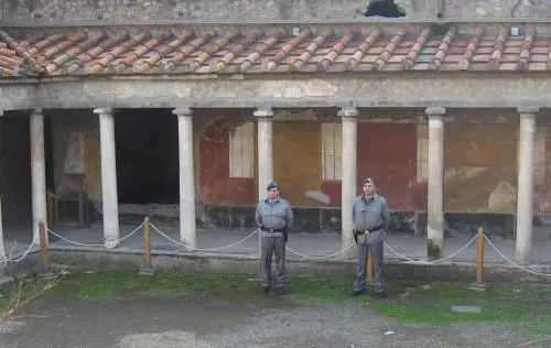 Pompei crolla sotto le truffe sindacali