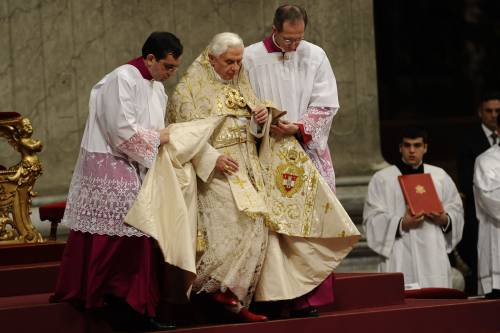 Il Papa ai governi: "Difendete i cristiani". E Napolitano: "Basta persecuzioni nel mondo"