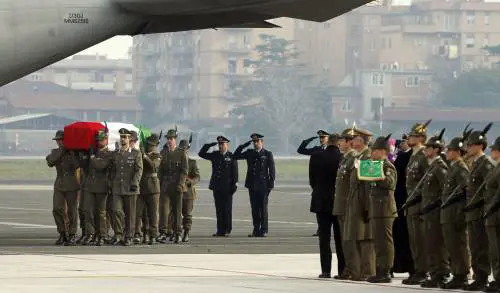 Funerali a Roma, ultimo saluto all'alpino Miotto  
Il padre: "Ora mi dicano come è morto Matteo"