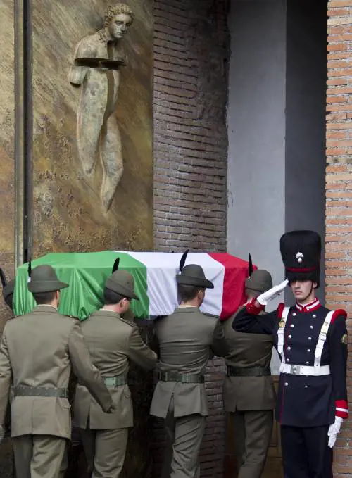 Funerali solenni per alpino morto in Afghanistan 
L'omelia: "Sacrificio di Matteo dono per la pace"