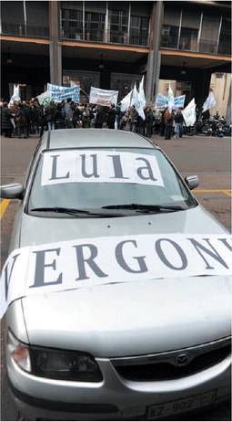 "Battisti assassino" 
In piazza (a turno) 
per avere giustizia