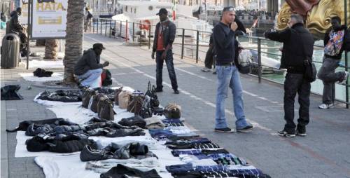Non ci sarà nessuna condanna agli arresti domiciliari per il maghrebino violento che ha picchiato gli agenti perchè senza residenza