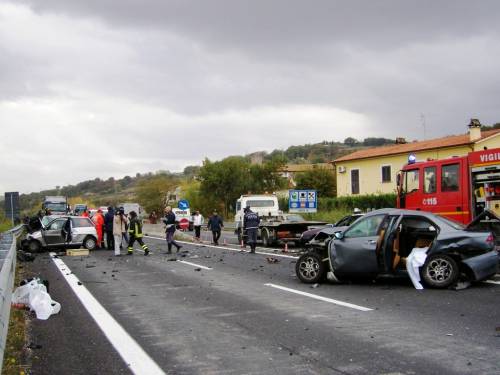 Incidente d'auto, famiglia distrutta:  
muoiono la mamma e i due fratellini