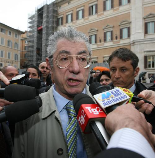 Bossi: "Sto con Silvio, i pm hanno esagerato" 
Il richiamo di Bertone: "Più moralità e legalità"