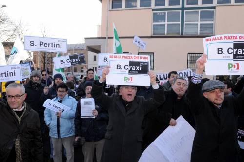 Piazza Craxi, e volano le monetine