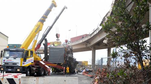 Vola con il tir dalla rampa, camionista morto