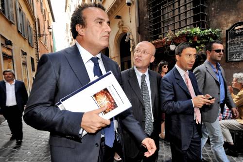 I guai di Futuro e Libertà 
Tengono tutti famiglia:  
gli affari dei colonnelli