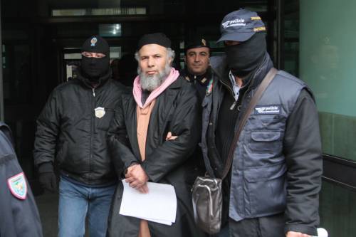 Terrorismo su internet, 
l'imam di Catanzaro 
arrestato con il figlio